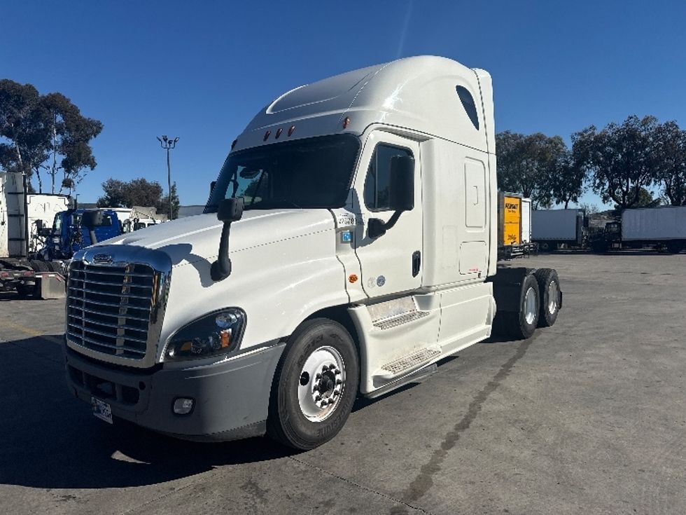 Sleeper Tractor-Heavy Duty Tractors-Freightliner-2019-Cascadia 12564ST-Fontana-CA-768,084\n\t\tmiles-$ 31,750 - Image 3