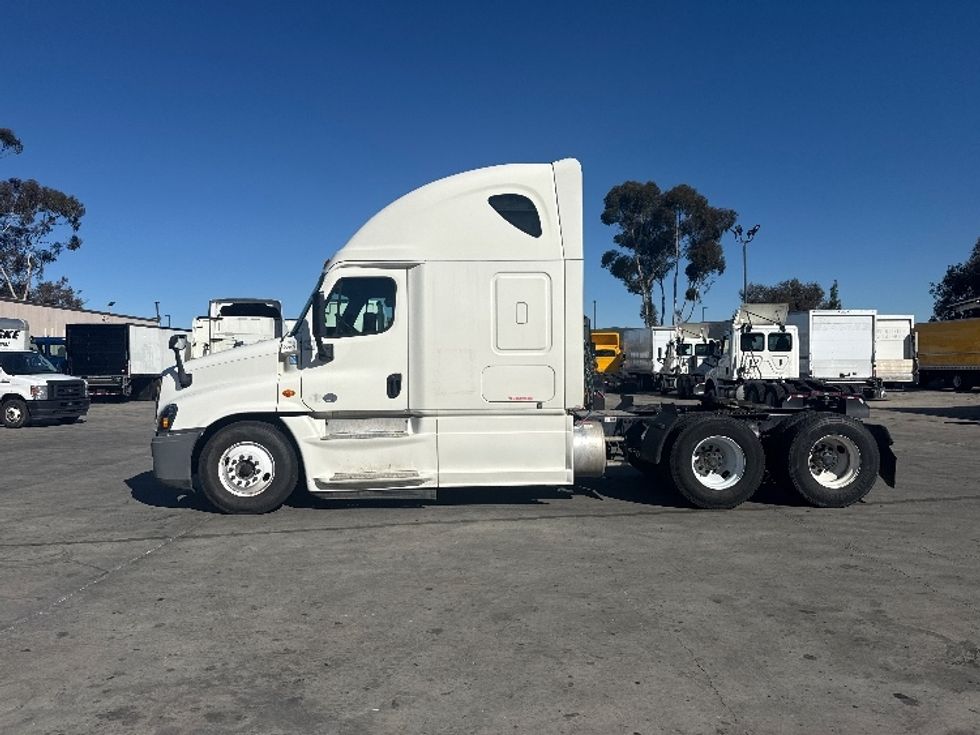 Sleeper Tractor-Heavy Duty Tractors-Freightliner-2019-Cascadia 12564ST-Fontana-CA-768,084\n\t\tmiles-$ 31,750 - Image 4