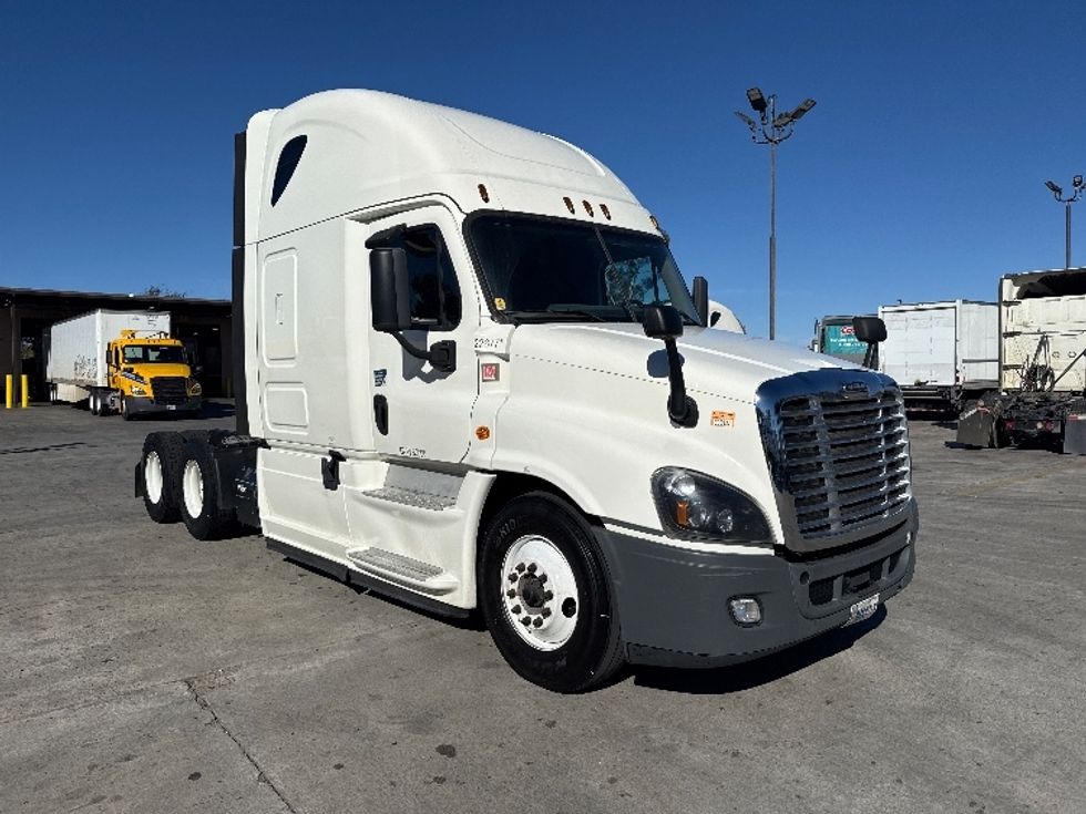 Sleeper Tractor-Heavy Duty Tractors-Freightliner-2019-Cascadia 12564ST-Fontana-CA-793,247\n\t\tmiles-$ 32,250 - Image 1
