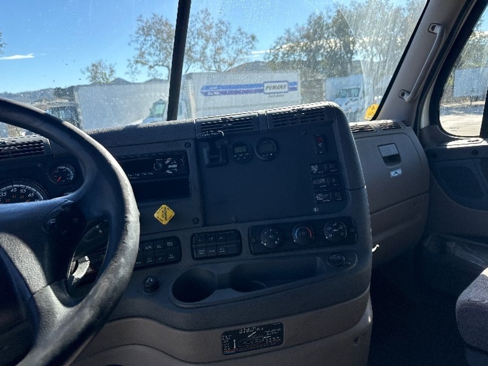Sleeper Tractor-Heavy Duty Tractors-Freightliner-2019-Cascadia 12564ST-Fontana-CA-793,247\n\t\tmiles-$ 32,250 - Image 12