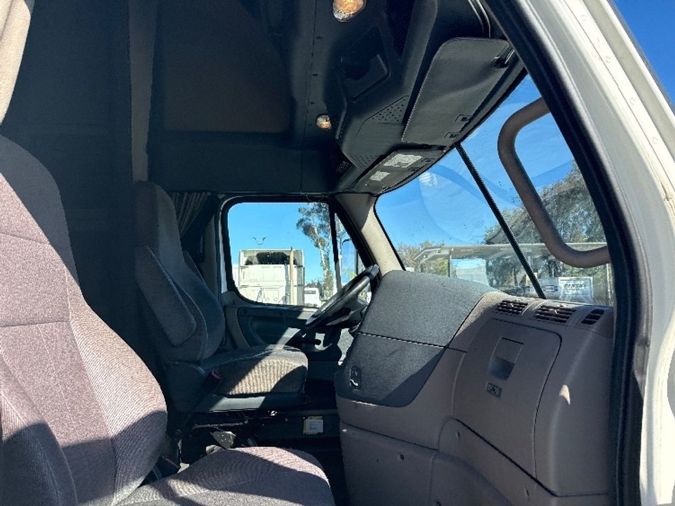 Sleeper Tractor-Heavy Duty Tractors-Freightliner-2019-Cascadia 12564ST-Fontana-CA-793,247\n\t\tmiles-$ 32,250 - Image 13