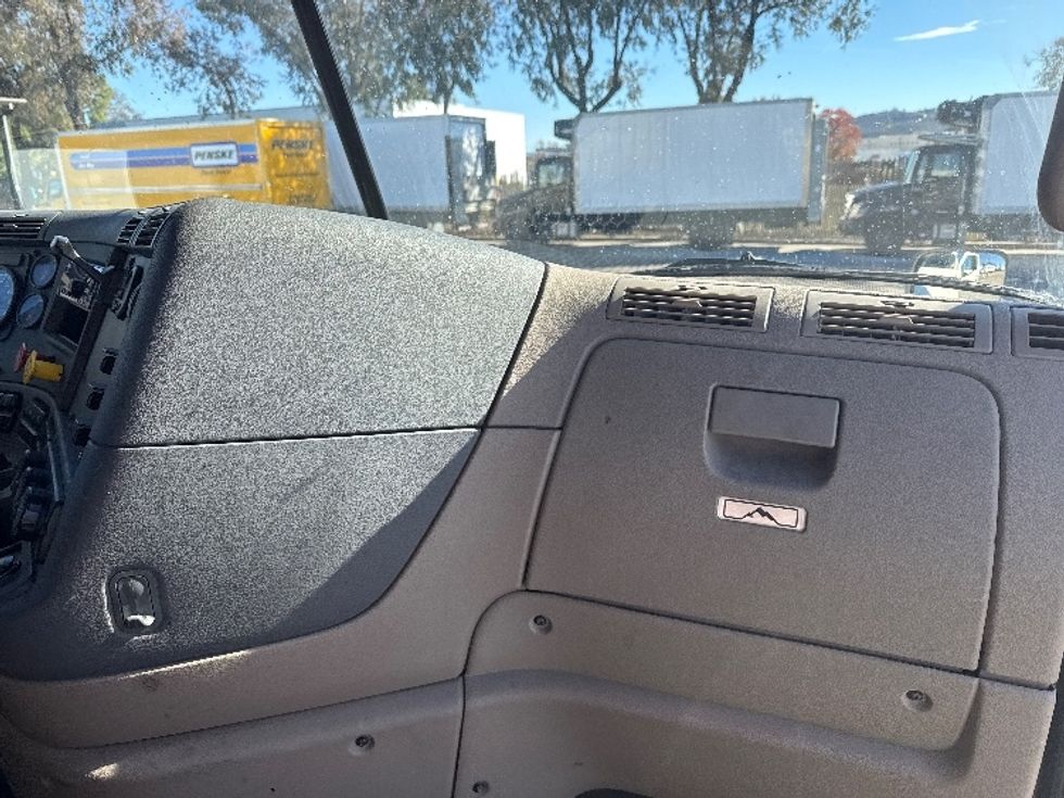 Sleeper Tractor-Heavy Duty Tractors-Freightliner-2019-Cascadia 12564ST-Fontana-CA-793,247\n\t\tmiles-$ 32,250 - Image 14