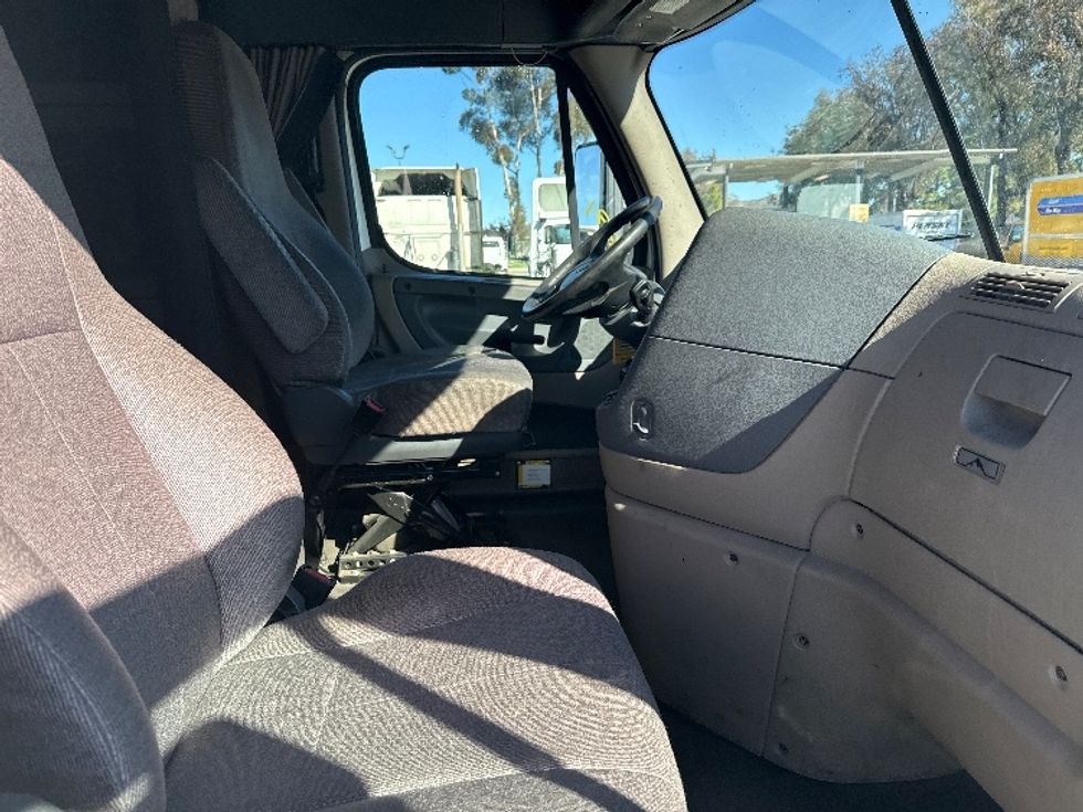 Sleeper Tractor-Heavy Duty Tractors-Freightliner-2019-Cascadia 12564ST-Fontana-CA-793,247\n\t\tmiles-$ 32,250 - Image 15