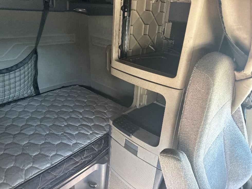 Sleeper Tractor-Heavy Duty Tractors-Freightliner-2019-Cascadia 12564ST-Fontana-CA-793,247\n\t\tmiles-$ 32,250 - Image 18