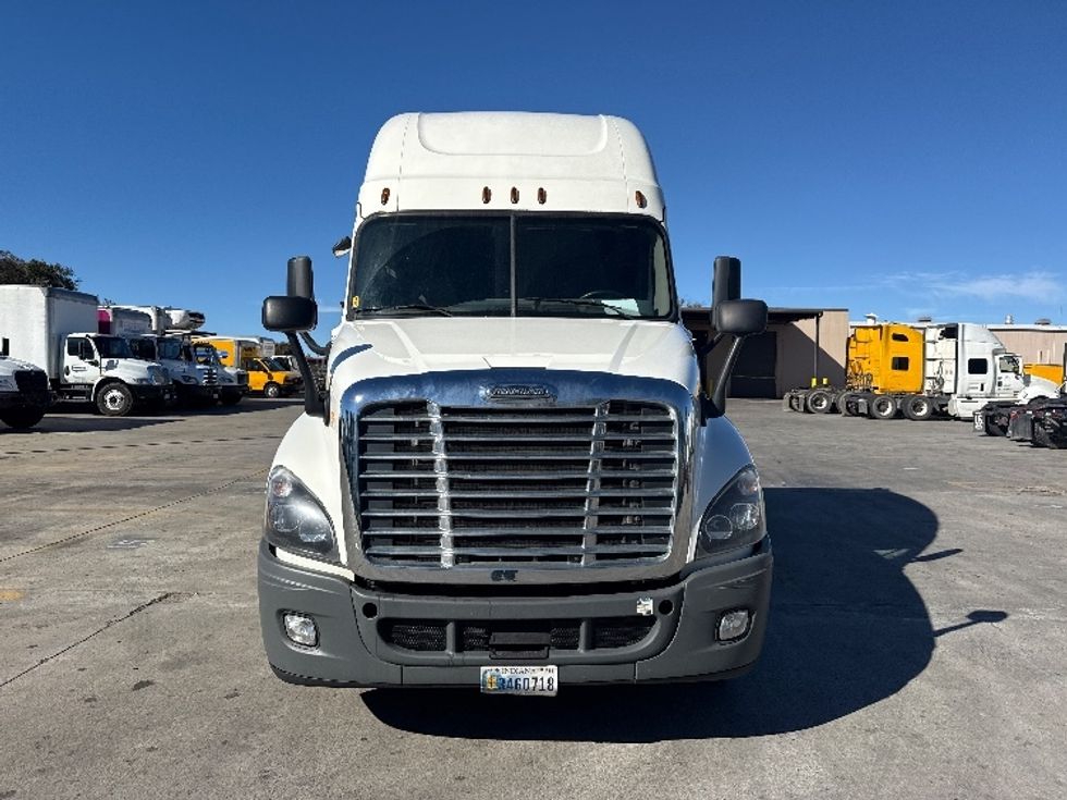 Sleeper Tractor-Heavy Duty Tractors-Freightliner-2019-Cascadia 12564ST-Fontana-CA-793,247\n\t\tmiles-$ 32,250 - Image 2