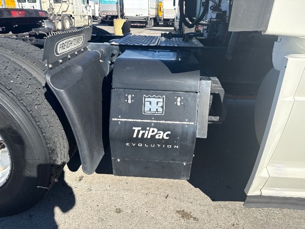 Sleeper Tractor-Heavy Duty Tractors-Freightliner-2019-Cascadia 12564ST-Fontana-CA-793,247\n\t\tmiles-$ 32,250 - Image 22