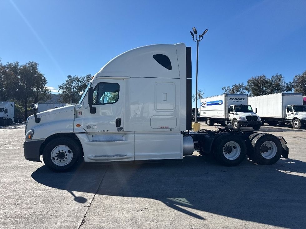 Sleeper Tractor-Heavy Duty Tractors-Freightliner-2019-Cascadia 12564ST-Fontana-CA-793,247\n\t\tmiles-$ 32,250 - Image 4