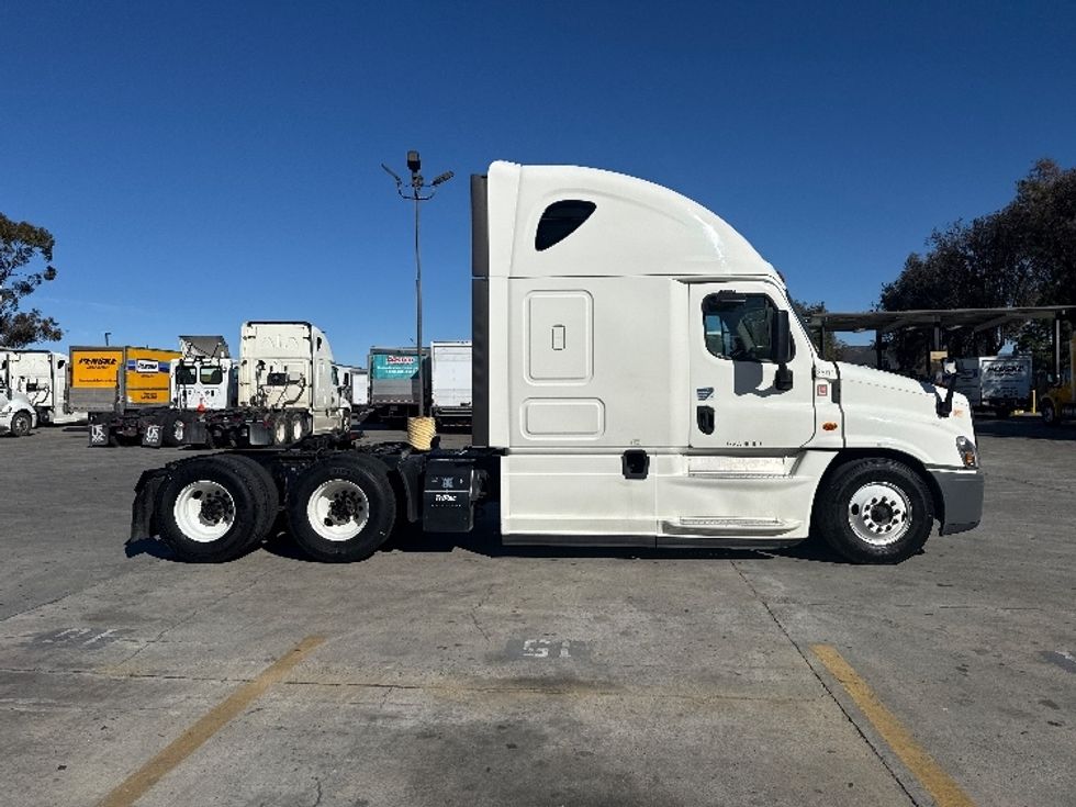 Sleeper Tractor-Heavy Duty Tractors-Freightliner-2019-Cascadia 12564ST-Fontana-CA-793,247\n\t\tmiles-$ 32,250 - Image 8