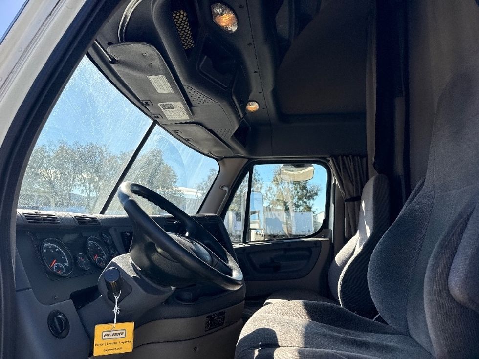 Sleeper Tractor-Heavy Duty Tractors-Freightliner-2019-Cascadia 12564ST-Fontana-CA-793,247\n\t\tmiles-$ 32,250 - Image 9