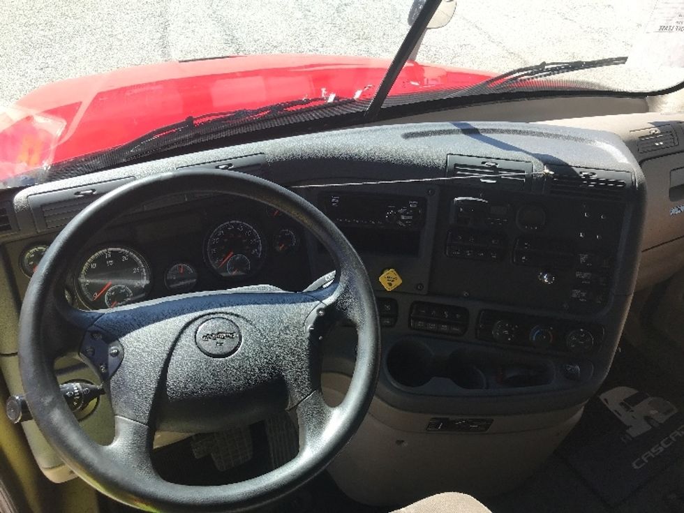 Sleeper Tractor-Heavy Duty Tractors-Freightliner-2019-Cascadia 12564ST-Fredonia-NY-598,021\n\t\tmiles-$ 40,250 - Image 11