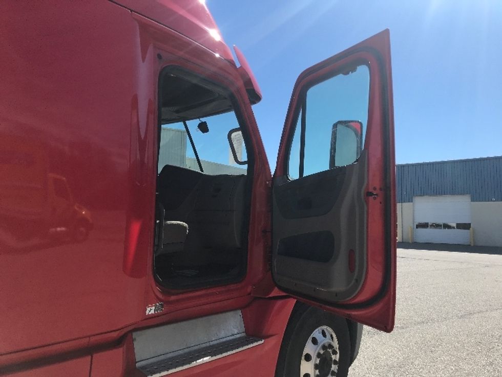 Sleeper Tractor-Heavy Duty Tractors-Freightliner-2019-Cascadia 12564ST-Fredonia-NY-598,021\n\t\tmiles-$ 40,250 - Image 13