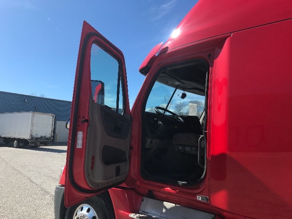 Sleeper Tractor-Heavy Duty Tractors-Freightliner-2019-Cascadia 12564ST-Fredonia-NY-598,021\n\t\tmiles-$ 40,250 - Image 9