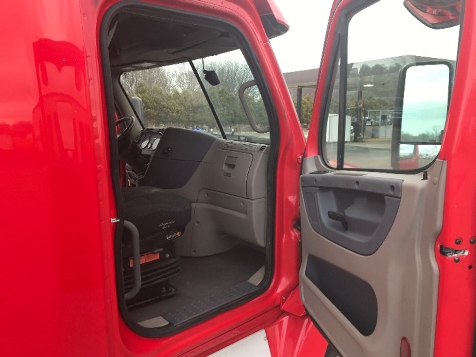 Sleeper Tractor-Heavy Duty Tractors-Freightliner-2019-Cascadia 12564ST-Fredonia-NY-695,701\n\t\tmiles-$ 34,750 - Image 13