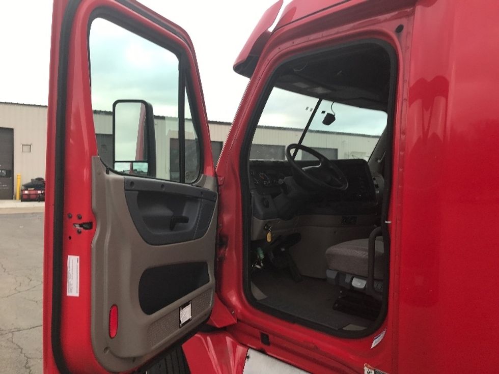Sleeper Tractor-Heavy Duty Tractors-Freightliner-2019-Cascadia 12564ST-Fredonia-NY-695,701\n\t\tmiles-$ 34,750 - Image 9