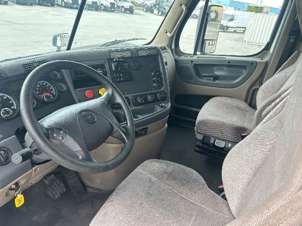 Sleeper Tractor-Heavy Duty Tractors-Freightliner-2019-Cascadia 12564ST-Garden City-GA-320,973\n\t\tmiles-$ 57,250 - Image 10