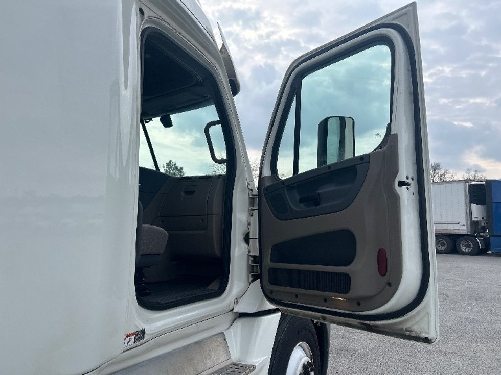 Sleeper Tractor-Heavy Duty Tractors-Freightliner-2019-Cascadia 12564ST-Garden City-GA-320,973\n\t\tmiles-$ 57,250 - Image 13