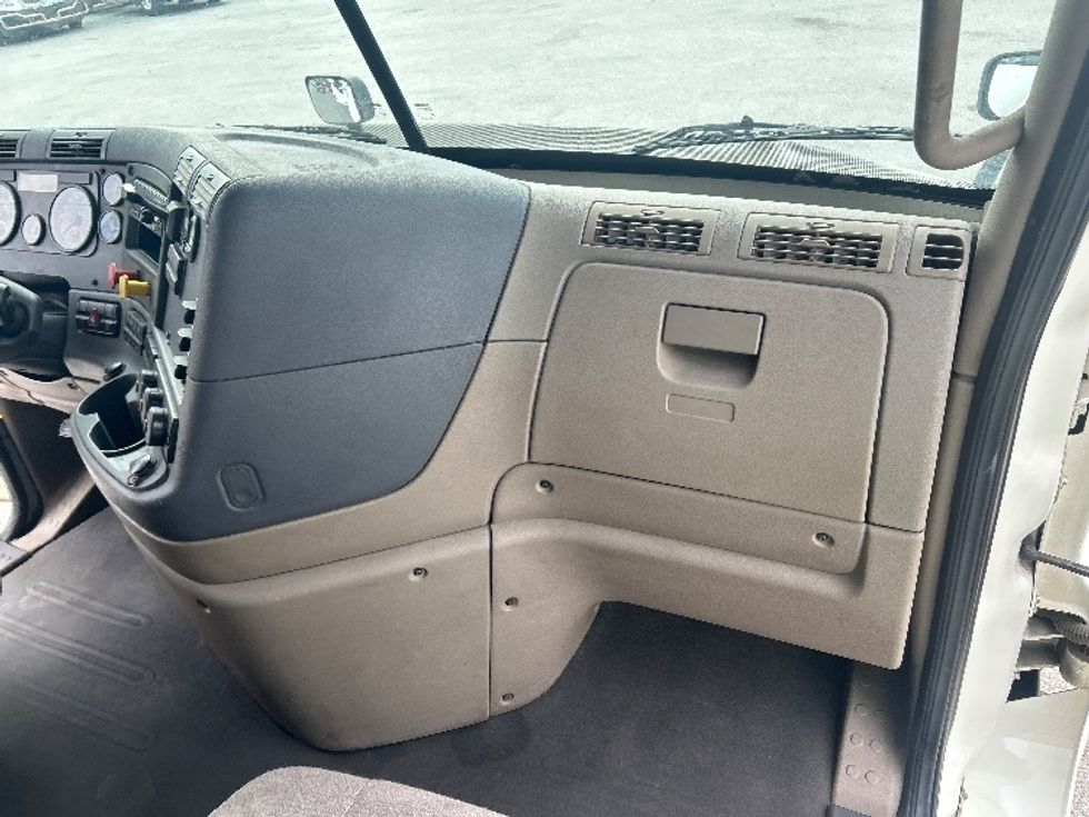 Sleeper Tractor-Heavy Duty Tractors-Freightliner-2019-Cascadia 12564ST-Garden City-GA-320,973\n\t\tmiles-$ 57,250 - Image 14