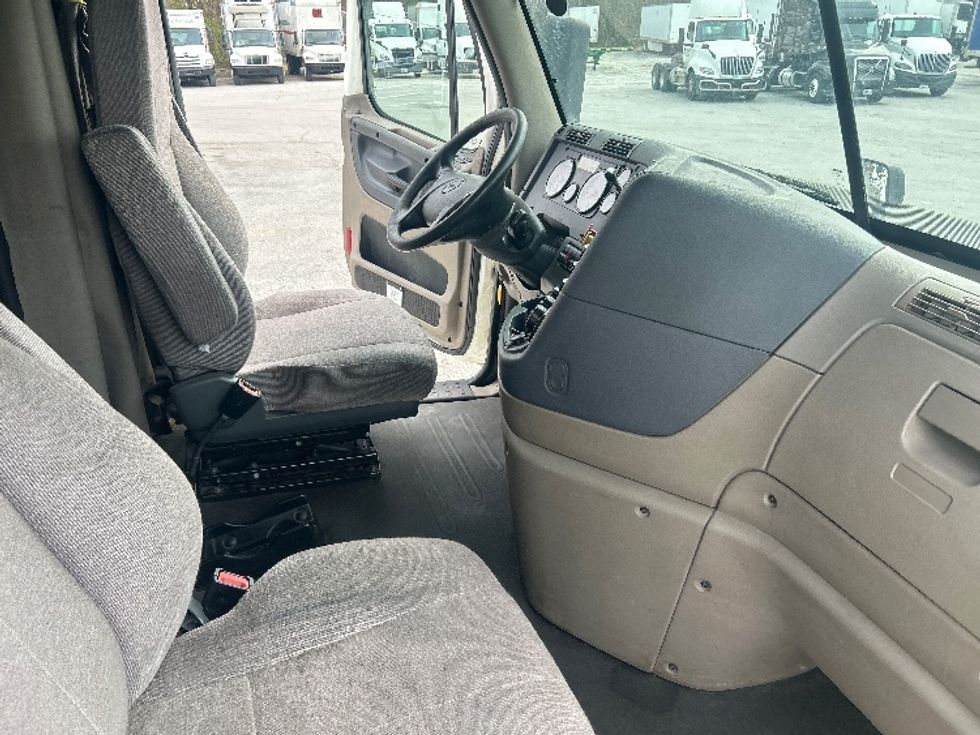 Sleeper Tractor-Heavy Duty Tractors-Freightliner-2019-Cascadia 12564ST-Garden City-GA-320,973\n\t\tmiles-$ 57,250 - Image 15