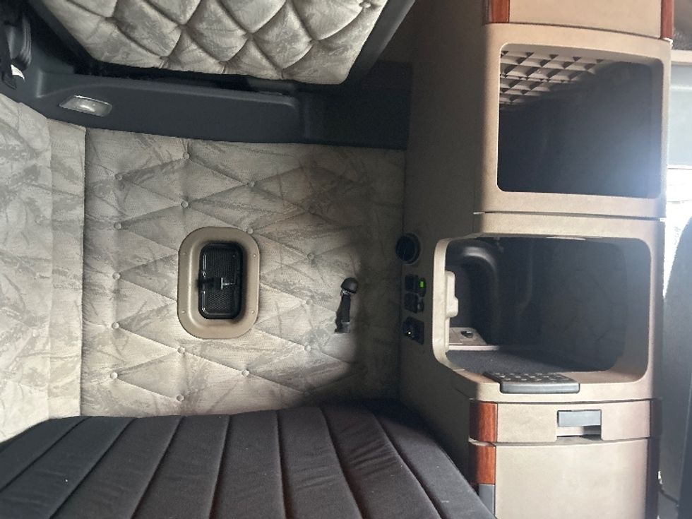 Sleeper Tractor-Heavy Duty Tractors-Freightliner-2019-Cascadia 12564ST-Garden City-GA-320,973\n\t\tmiles-$ 57,250 - Image 18