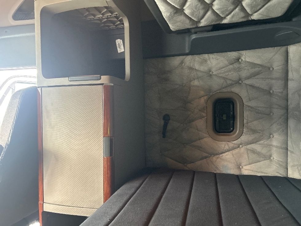 Sleeper Tractor-Heavy Duty Tractors-Freightliner-2019-Cascadia 12564ST-Garden City-GA-320,973\n\t\tmiles-$ 57,250 - Image 19