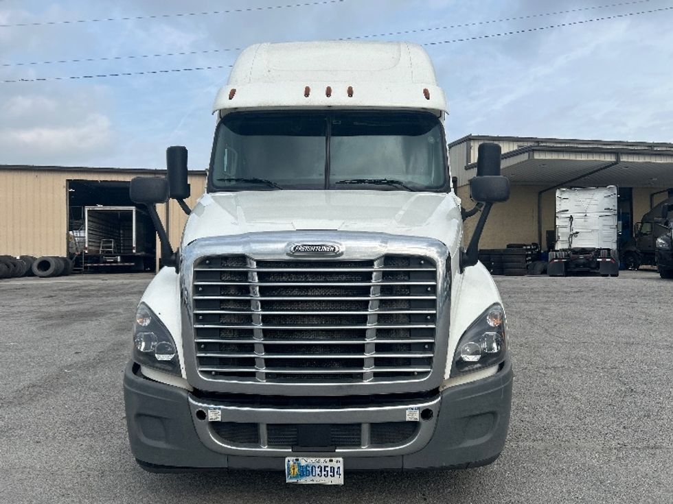 Sleeper Tractor-Heavy Duty Tractors-Freightliner-2019-Cascadia 12564ST-Garden City-GA-320,973\n\t\tmiles-$ 57,250 - Image 2
