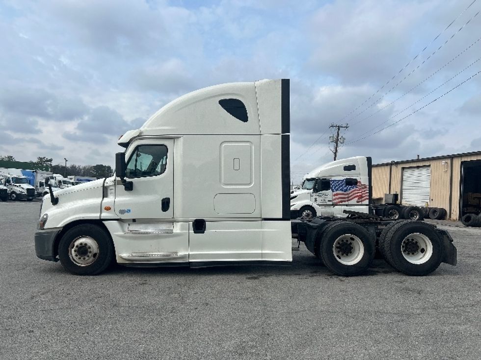 Sleeper Tractor-Heavy Duty Tractors-Freightliner-2019-Cascadia 12564ST-Garden City-GA-320,973\n\t\tmiles-$ 57,250 - Image 4