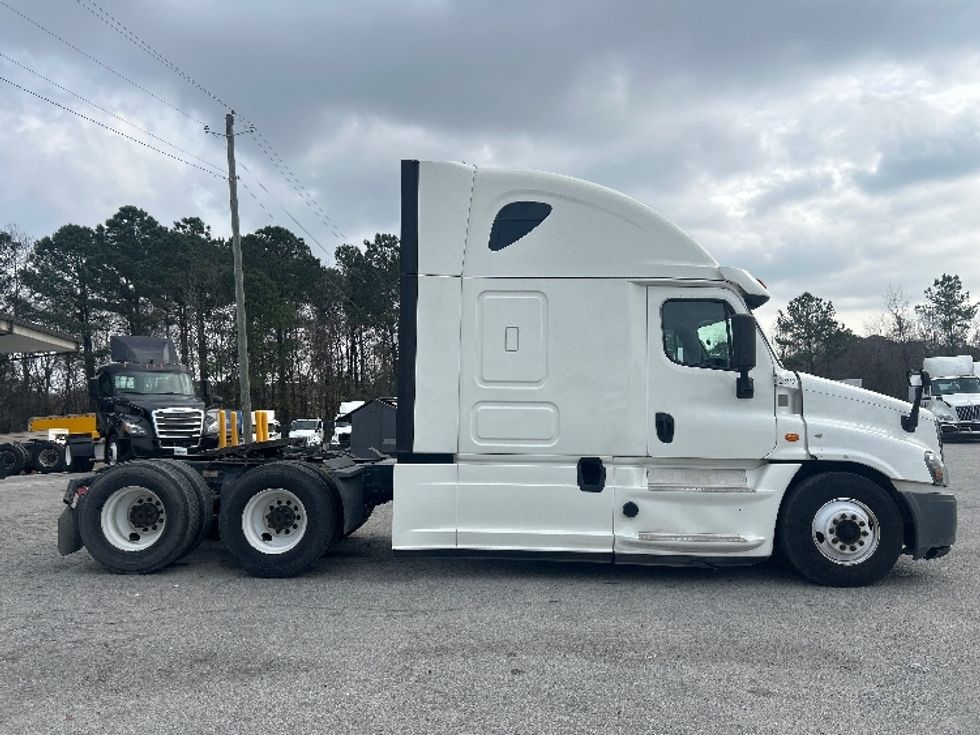 Sleeper Tractor-Heavy Duty Tractors-Freightliner-2019-Cascadia 12564ST-Garden City-GA-320,973\n\t\tmiles-$ 57,250 - Image 8