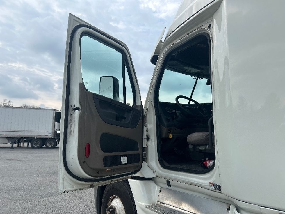 Sleeper Tractor-Heavy Duty Tractors-Freightliner-2019-Cascadia 12564ST-Garden City-GA-320,973\n\t\tmiles-$ 57,250 - Image 9