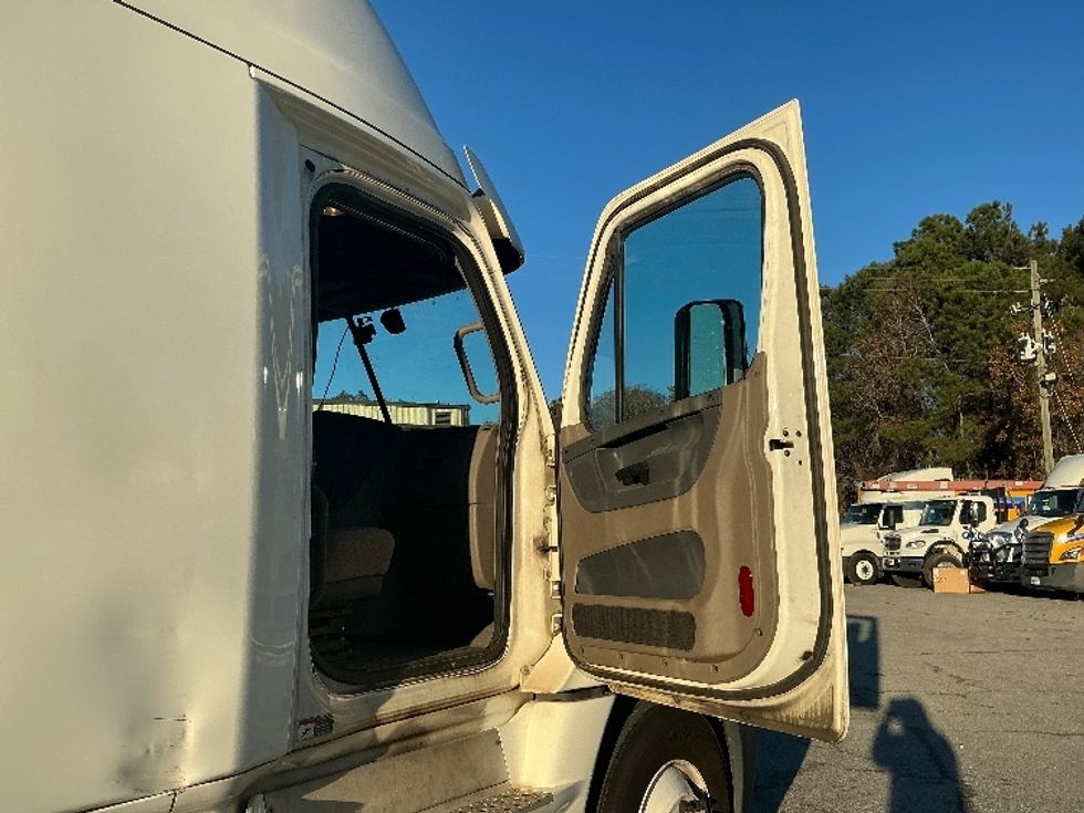 Sleeper Tractor-Heavy Duty Tractors-Freightliner-2019-Cascadia 12564ST-Garden City-GA-346,659\n\t\tmiles-$ 58,750 - Image 13