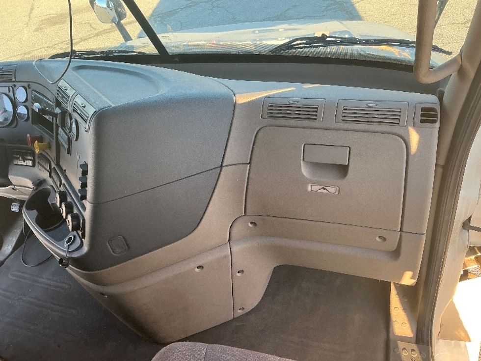 Sleeper Tractor-Heavy Duty Tractors-Freightliner-2019-Cascadia 12564ST-Garden City-GA-346,659\n\t\tmiles-$ 58,750 - Image 14