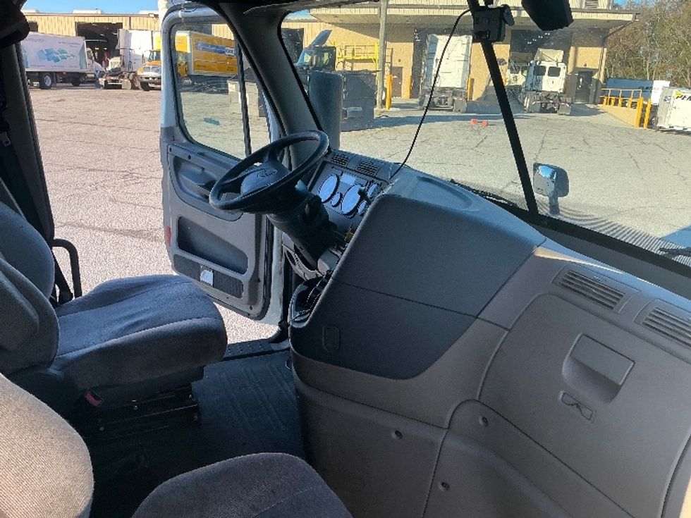 Sleeper Tractor-Heavy Duty Tractors-Freightliner-2019-Cascadia 12564ST-Garden City-GA-346,659\n\t\tmiles-$ 58,750 - Image 15