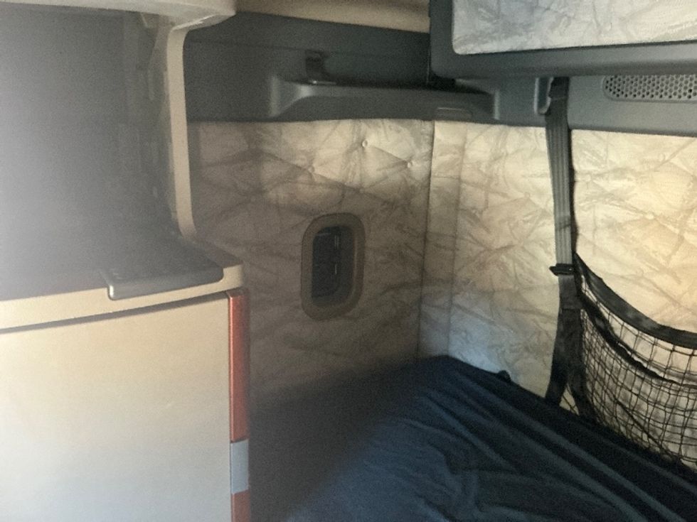 Sleeper Tractor-Heavy Duty Tractors-Freightliner-2019-Cascadia 12564ST-Garden City-GA-346,659\n\t\tmiles-$ 58,750 - Image 19