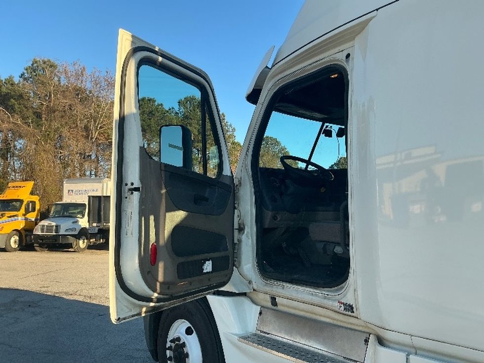 Sleeper Tractor-Heavy Duty Tractors-Freightliner-2019-Cascadia 12564ST-Garden City-GA-346,659\n\t\tmiles-$ 58,750 - Image 9