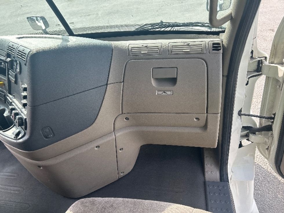 Sleeper Tractor-Heavy Duty Tractors-Freightliner-2019-Cascadia 12564ST-Garden City-GA-445,871\n\t\tmiles-$ 51,250 - Image 14