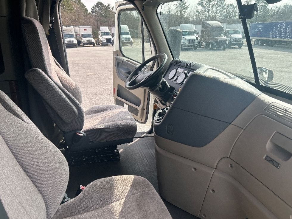 Sleeper Tractor-Heavy Duty Tractors-Freightliner-2019-Cascadia 12564ST-Garden City-GA-445,871\n\t\tmiles-$ 51,250 - Image 15