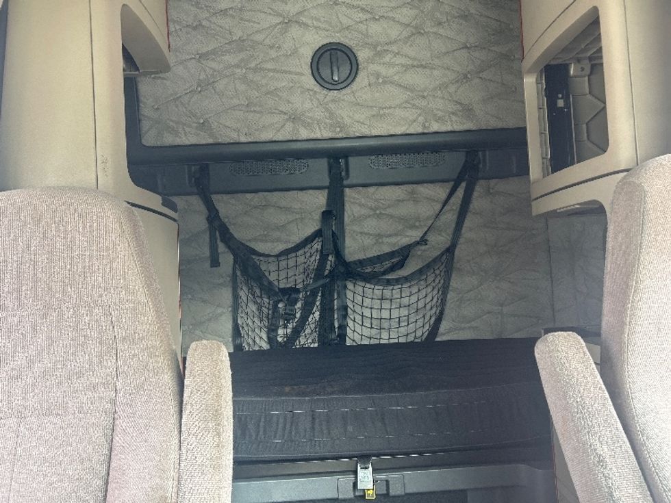 Sleeper Tractor-Heavy Duty Tractors-Freightliner-2019-Cascadia 12564ST-Garden City-GA-445,871\n\t\tmiles-$ 51,250 - Image 16