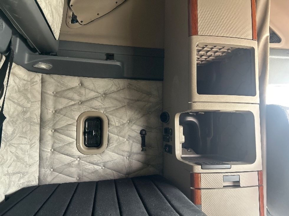 Sleeper Tractor-Heavy Duty Tractors-Freightliner-2019-Cascadia 12564ST-Garden City-GA-445,871\n\t\tmiles-$ 51,250 - Image 18