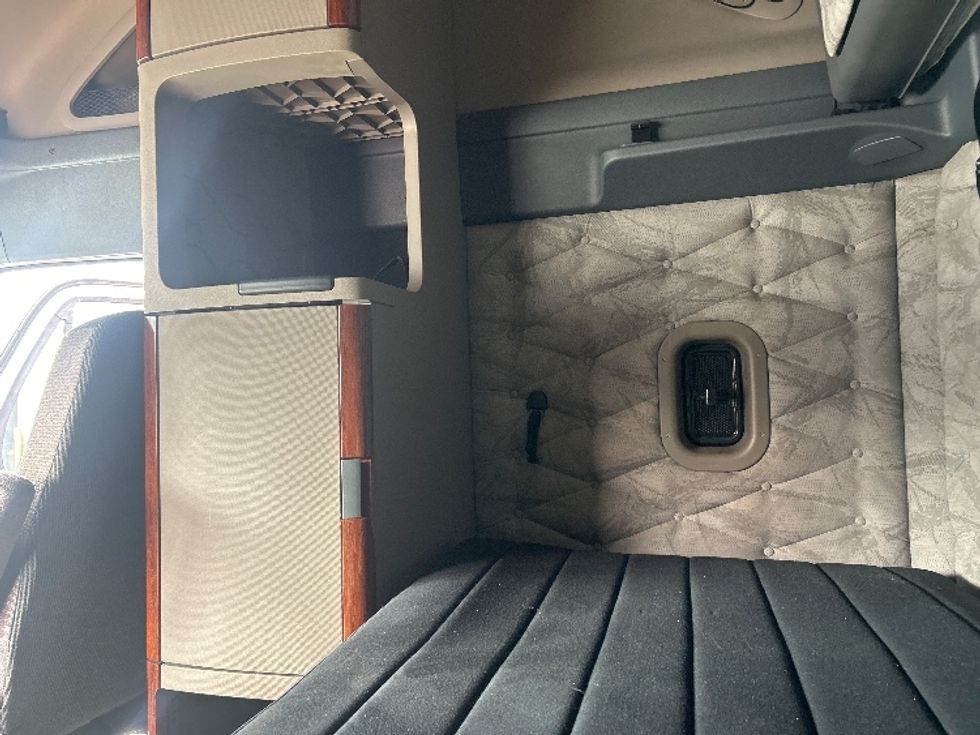 Sleeper Tractor-Heavy Duty Tractors-Freightliner-2019-Cascadia 12564ST-Garden City-GA-445,871\n\t\tmiles-$ 51,250 - Image 19