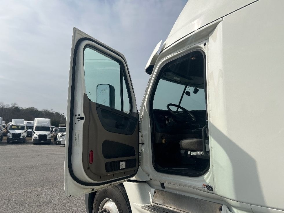 Sleeper Tractor-Heavy Duty Tractors-Freightliner-2019-Cascadia 12564ST-Garden City-GA-445,871\n\t\tmiles-$ 51,250 - Image 9