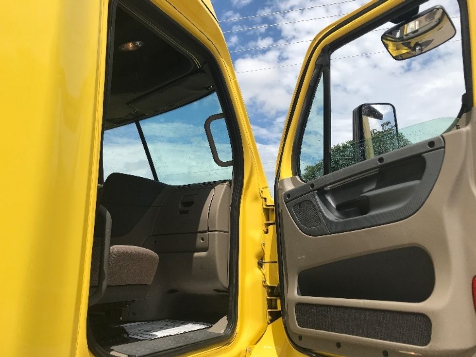 Sleeper Tractor-Heavy Duty Tractors-Freightliner-2019-Cascadia 12564ST-Garland-TX-368,476\n\t\tmiles-$ 59,250 - Image 13