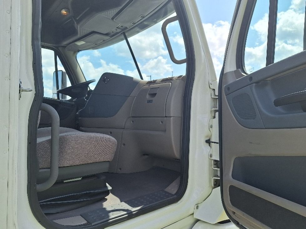 Sleeper Tractor-Heavy Duty Tractors-Freightliner-2019-Cascadia 12564ST-Goshen-IN-451,649\n\t\tmiles-$ 55,250 - Image 13