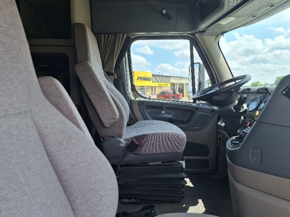 Sleeper Tractor-Heavy Duty Tractors-Freightliner-2019-Cascadia 12564ST-Goshen-IN-451,649\n\t\tmiles-$ 55,250 - Image 15