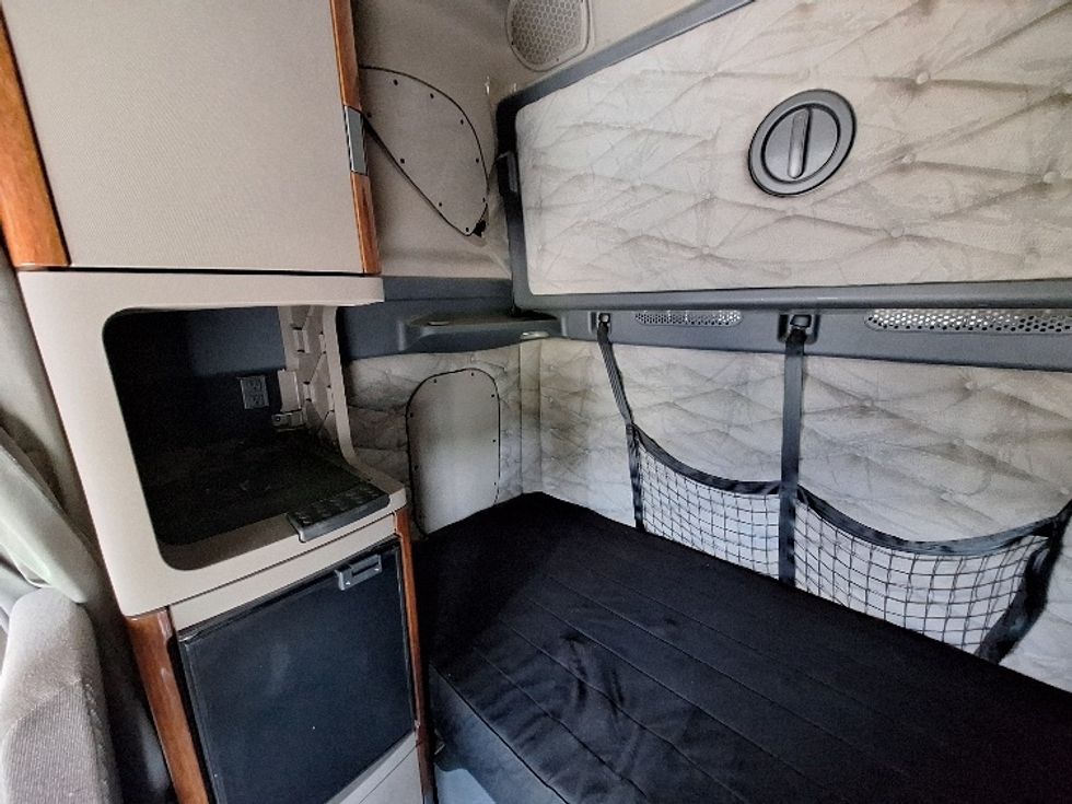 Sleeper Tractor-Heavy Duty Tractors-Freightliner-2019-Cascadia 12564ST-Goshen-IN-451,649\n\t\tmiles-$ 55,250 - Image 19