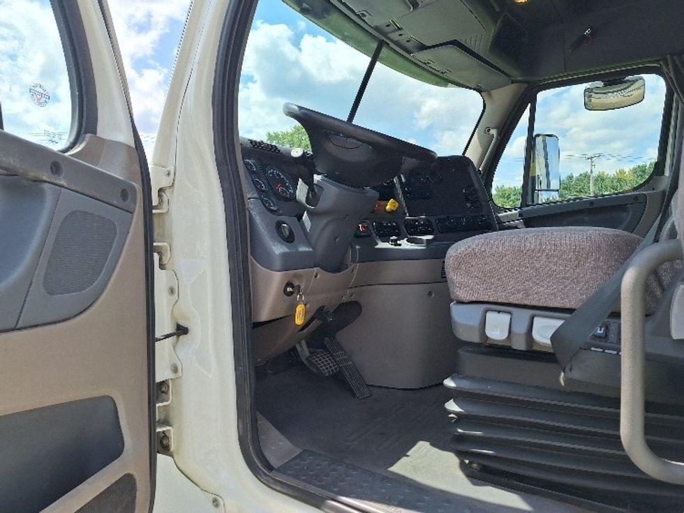 Sleeper Tractor-Heavy Duty Tractors-Freightliner-2019-Cascadia 12564ST-Goshen-IN-451,649\n\t\tmiles-$ 55,250 - Image 9