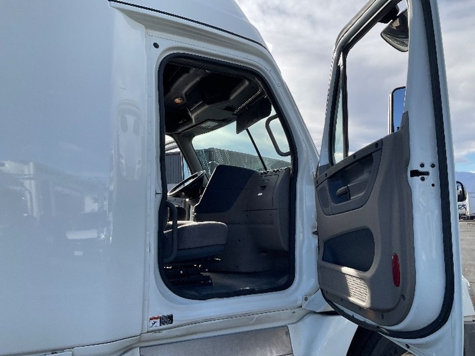 Sleeper Tractor-Heavy Duty Tractors-Freightliner-2019-Cascadia 12564ST-Greeley-CO-472,339\n\t\tmiles-$ 53,000 - Image 12
