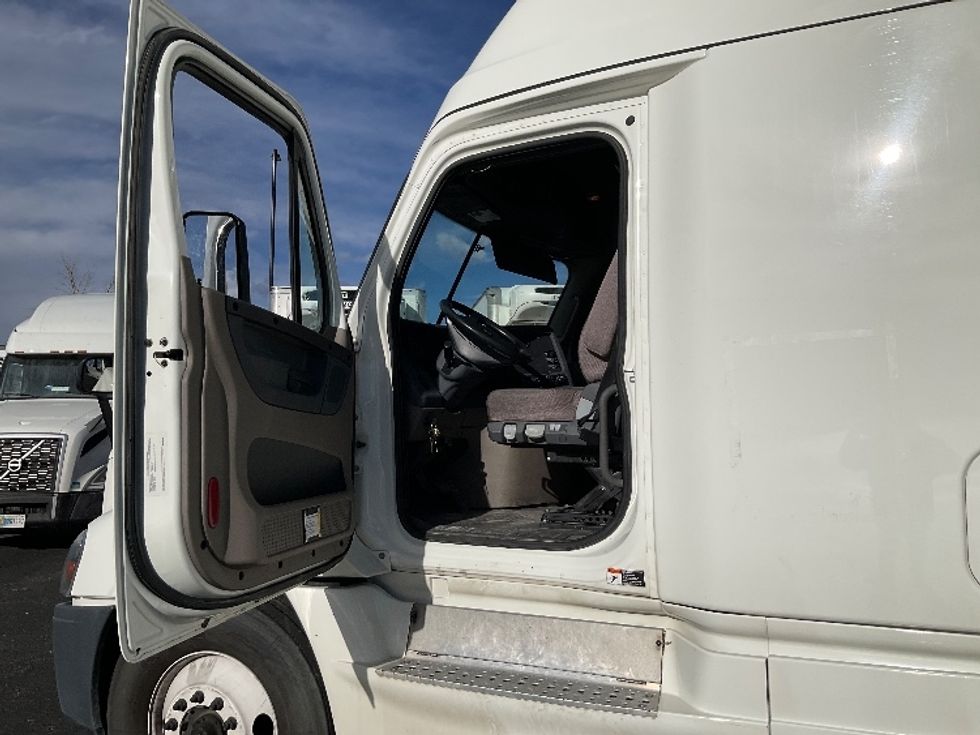 Sleeper Tractor-Heavy Duty Tractors-Freightliner-2019-Cascadia 12564ST-Greeley-CO-472,339\n\t\tmiles-$ 53,000 - Image 9