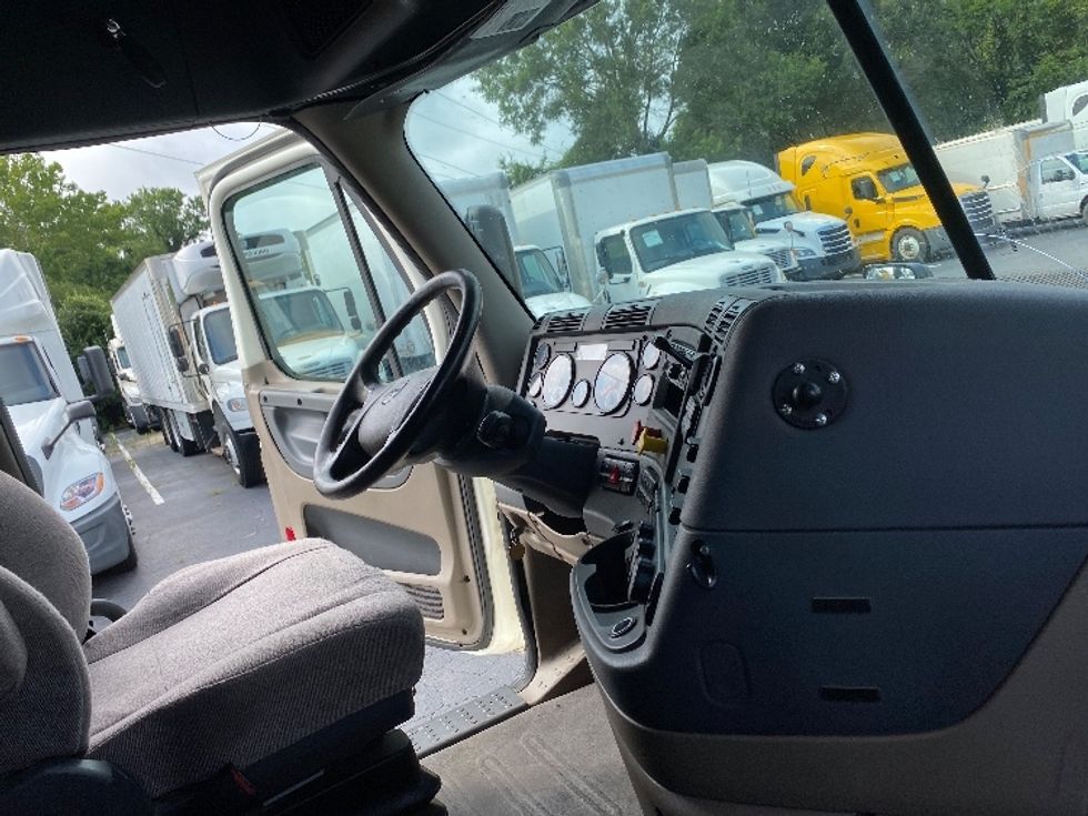 Sleeper Tractor-Heavy Duty Tractors-Freightliner-2019-Cascadia 12564ST-Greensboro-NC-370,677\n\t\tmiles-$ 64,500 - Image 15