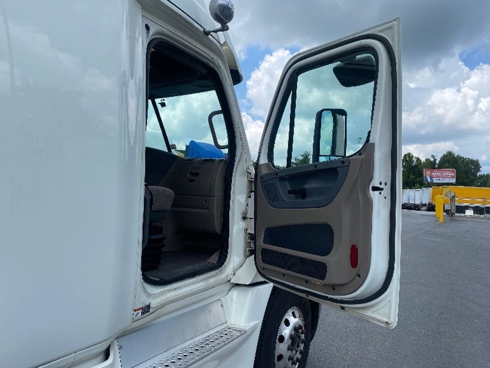 Sleeper Tractor-Heavy Duty Tractors-Freightliner-2019-Cascadia 12564ST-Greensboro-NC-389,137\n\t\tmiles-$ 63,500 - Image 13