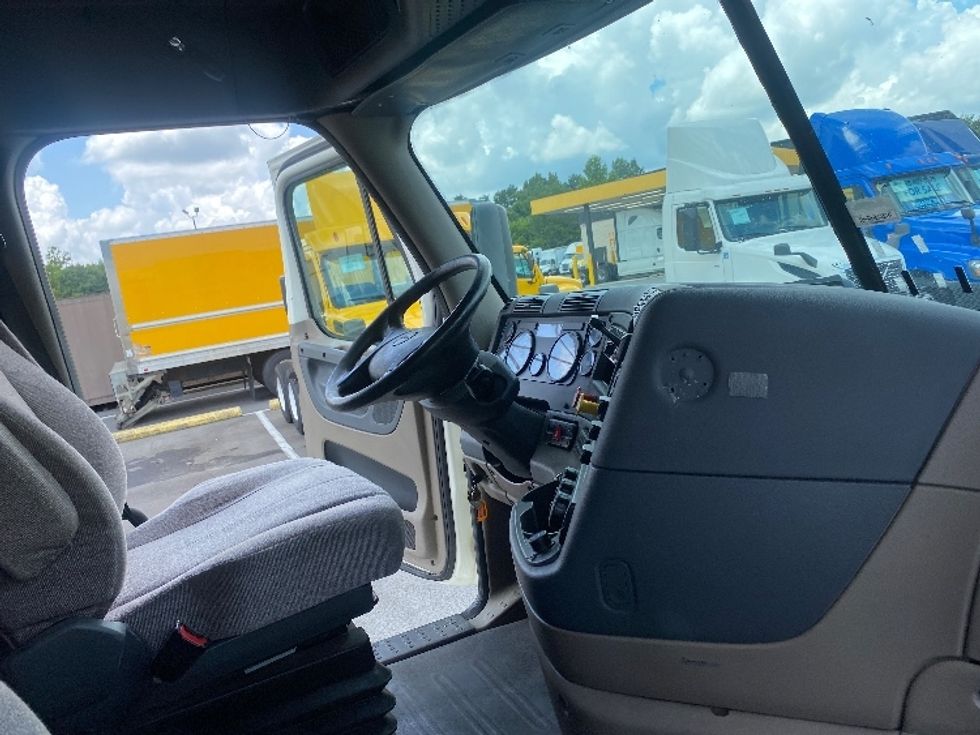 Sleeper Tractor-Heavy Duty Tractors-Freightliner-2019-Cascadia 12564ST-Greensboro-NC-389,137\n\t\tmiles-$ 63,500 - Image 15