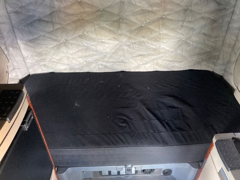 Sleeper Tractor-Heavy Duty Tractors-Freightliner-2019-Cascadia 12564ST-Greensboro-NC-389,137\n\t\tmiles-$ 63,500 - Image 16